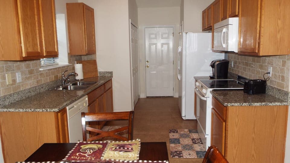 Full kitchen 