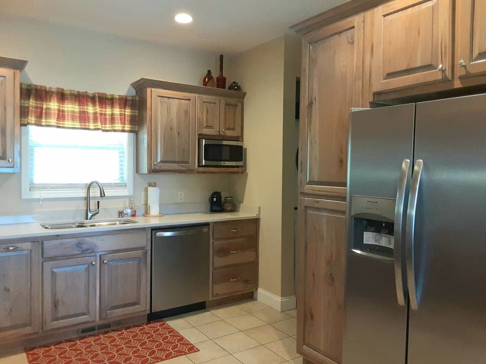 Incl: microwave, toaster, blender,  Keurig/reg drip coffee pots, crockpot