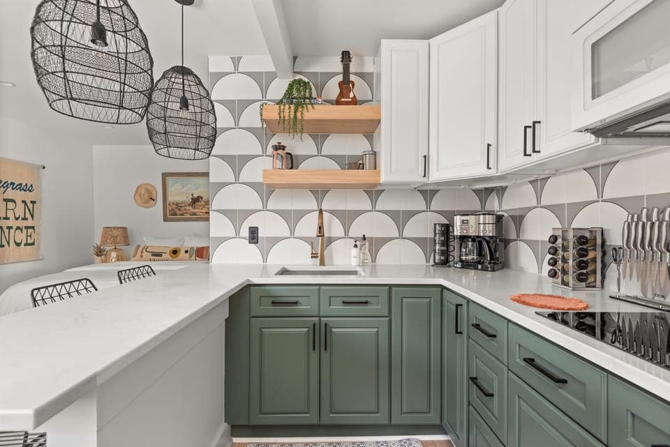 Well equipped kitchen with 4 burner cooktop (no oven)