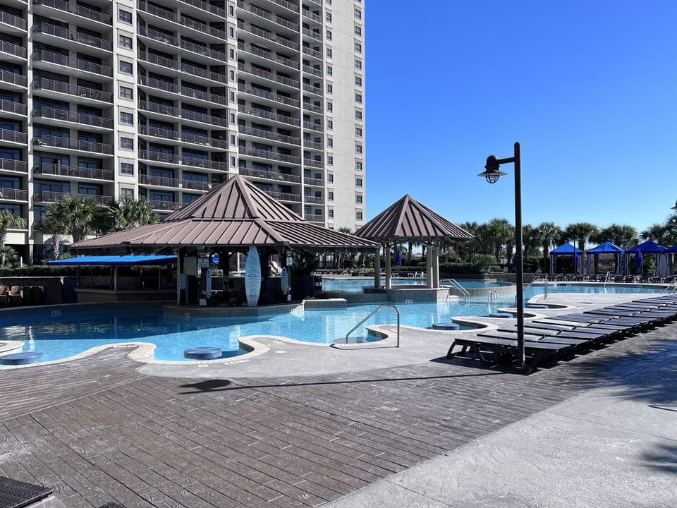 Swim up pool bar