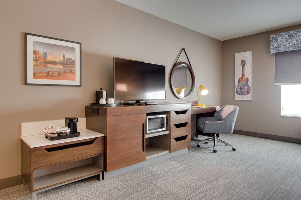 Premium bedding, in-room safe, desk, laptop workspace