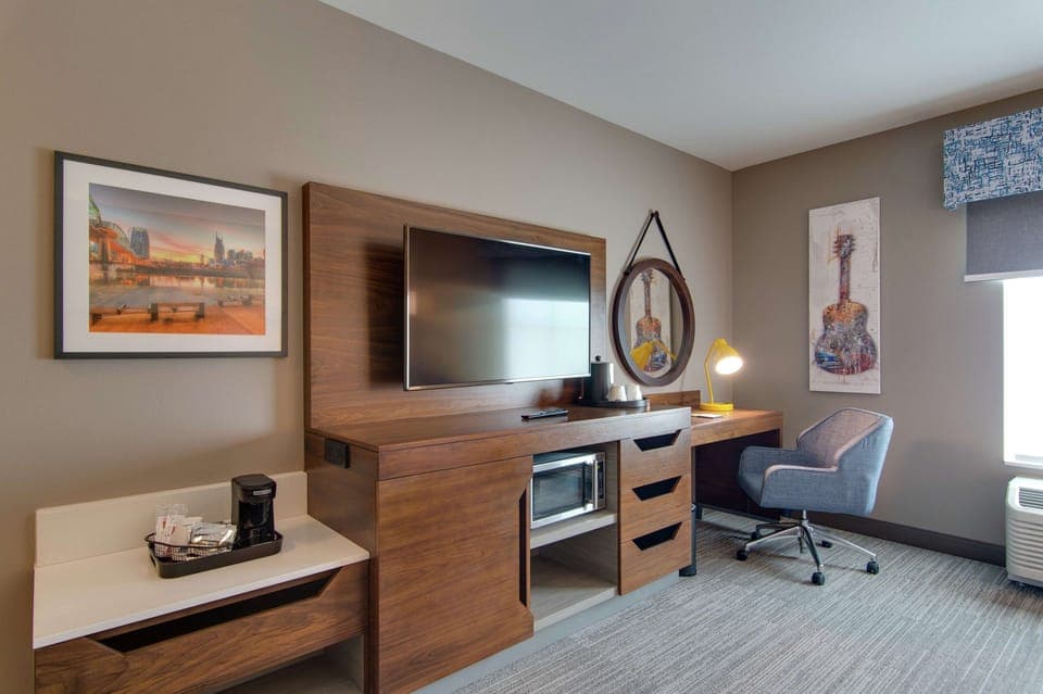 Premium bedding, in-room safe, desk, laptop workspace