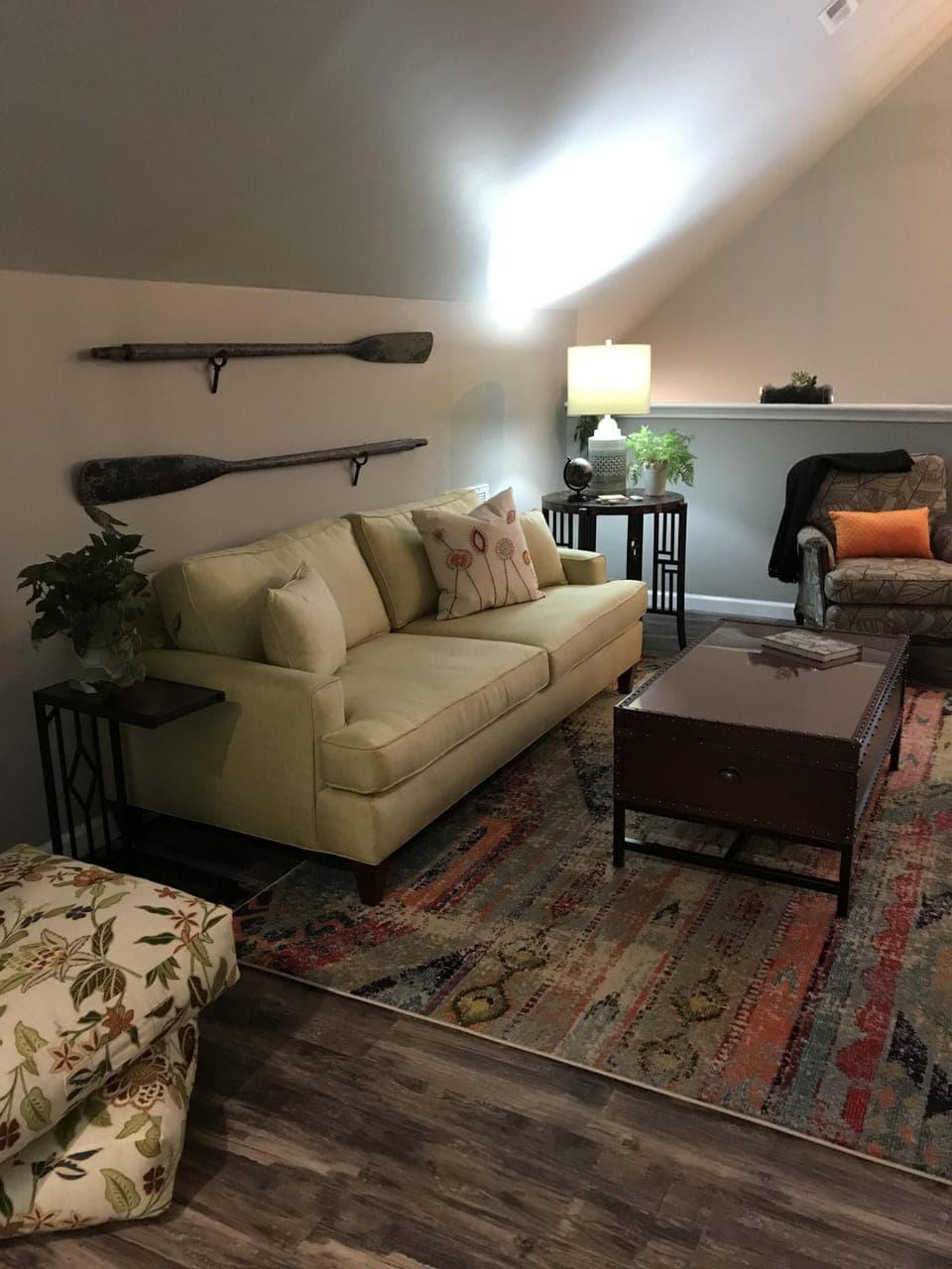 Spacious living room with pull out sofa.