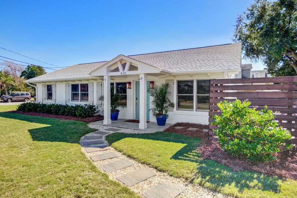 Ground Level Home w/Private Pool 100yds to Beach