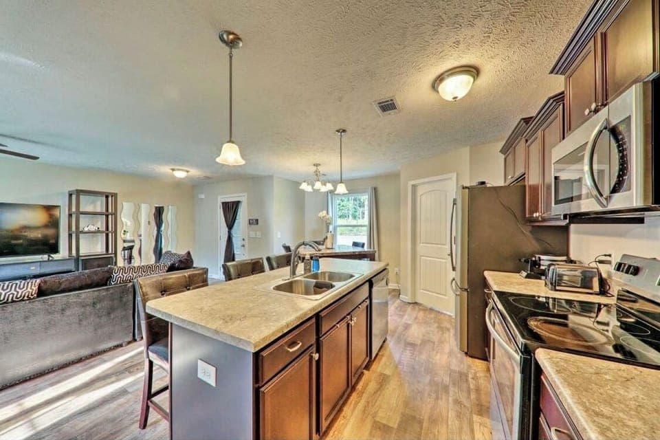Walk-in pantry 