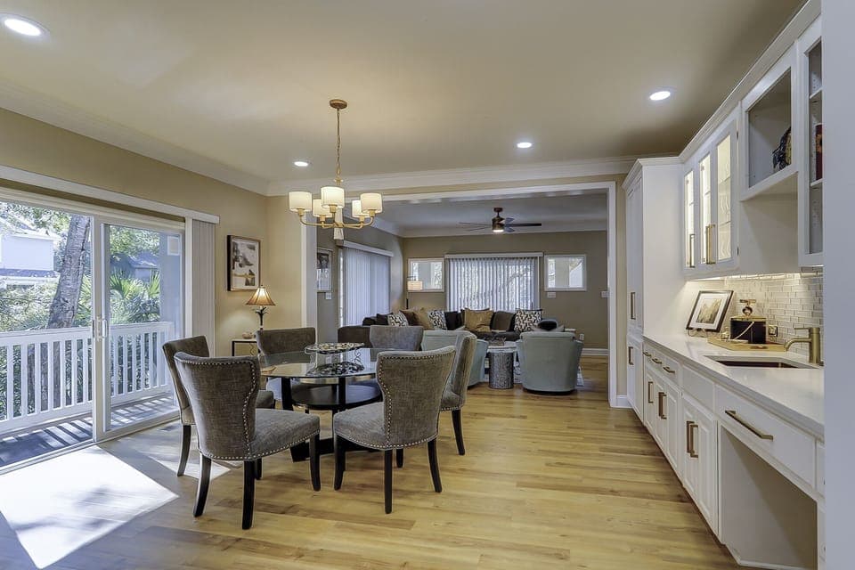 Breakfast Area and Wet Bar