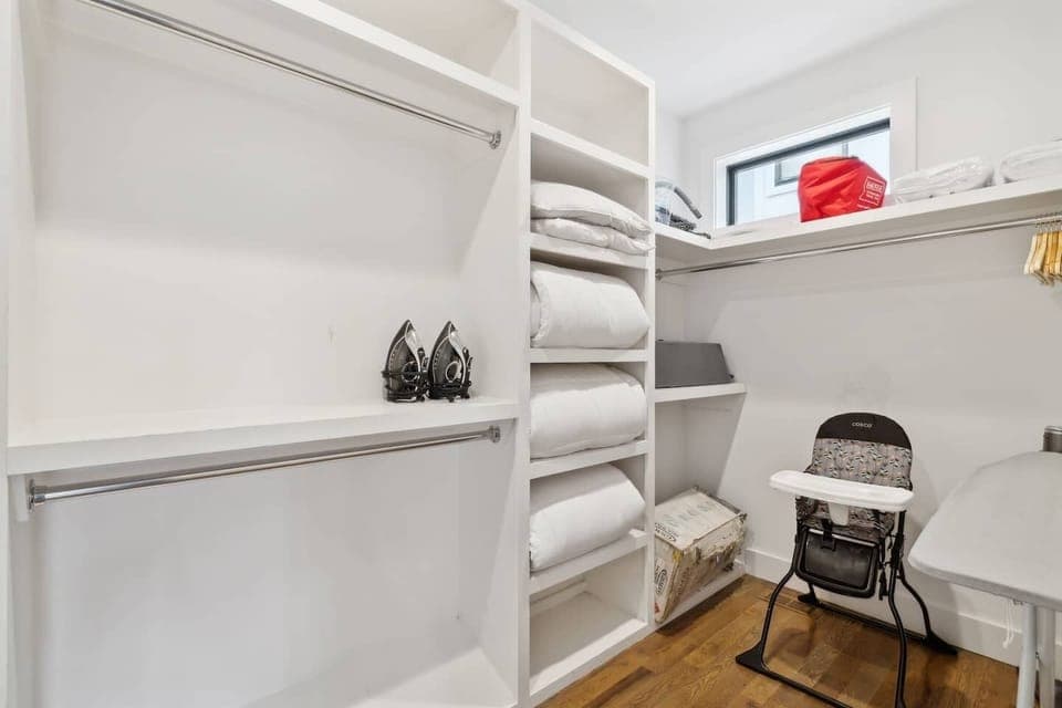MASTER BEDROOM - Closet