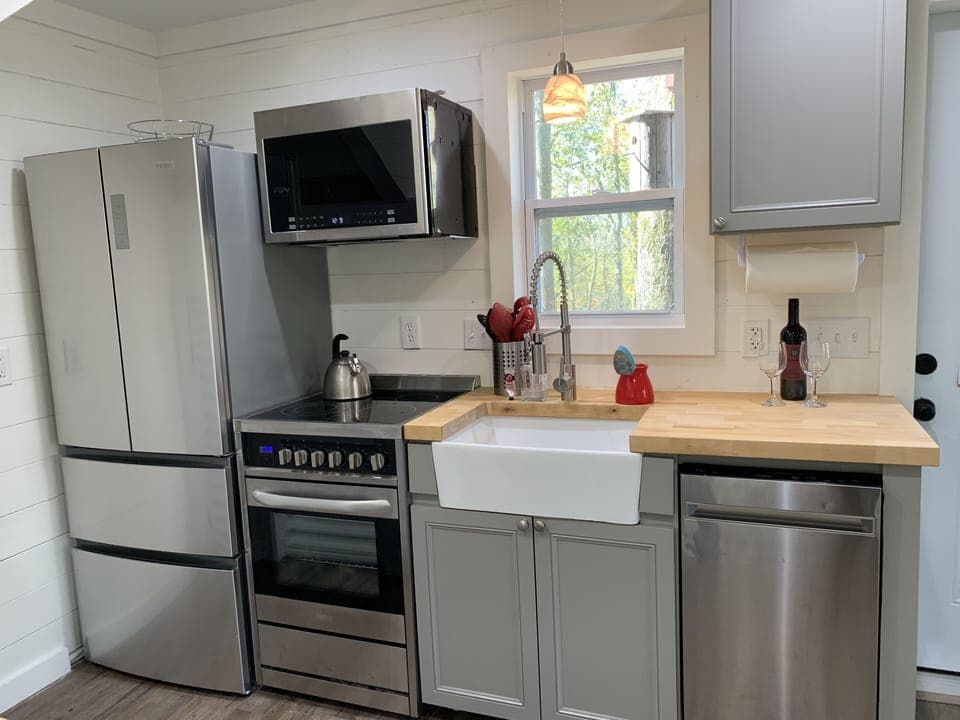 Full kitchen