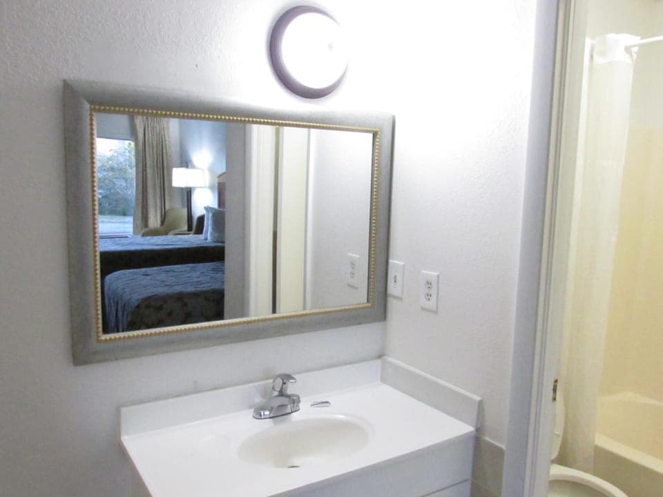 Combined shower/tub, free toiletries, hair dryer, towels