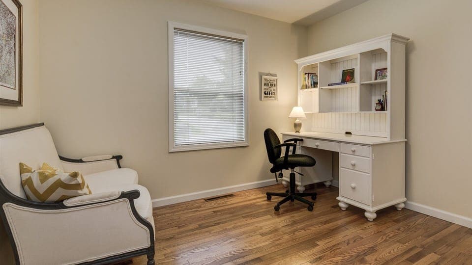 Private office - room offers desk, chair, computer screen, and seating.