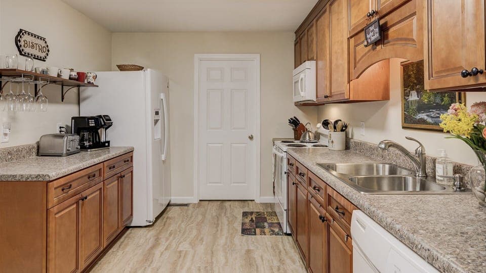 Well equipped kitchen with high top table for 6