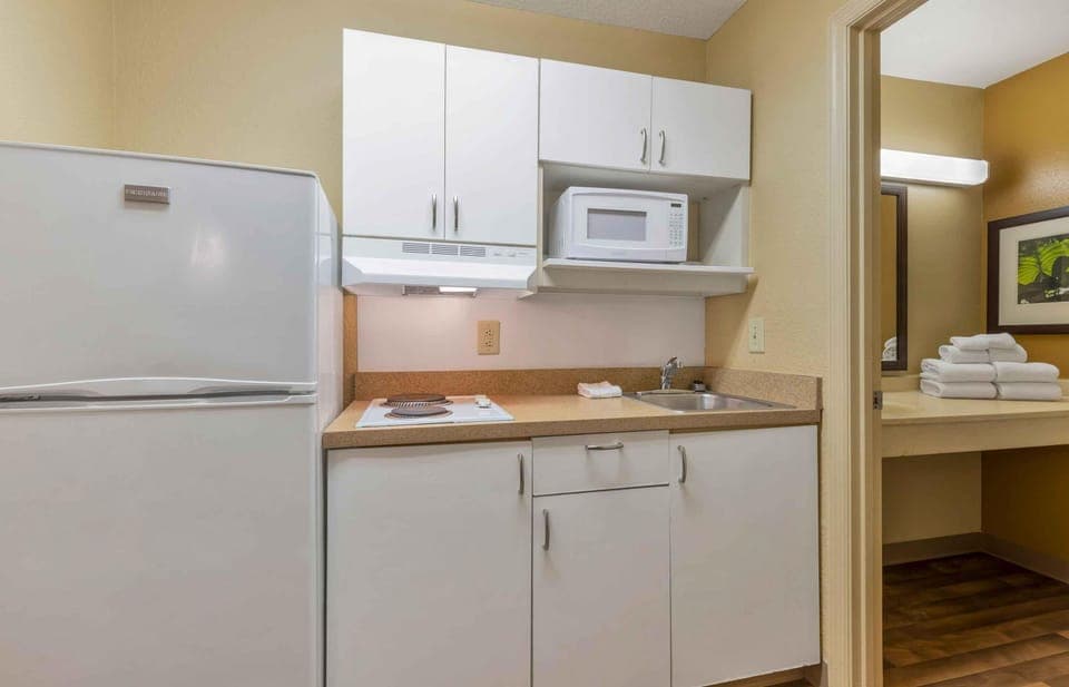 Studio, 1 Queen Bed, Non Smoking | Private kitchen | Fridge, microwave, stovetop, coffee/tea maker