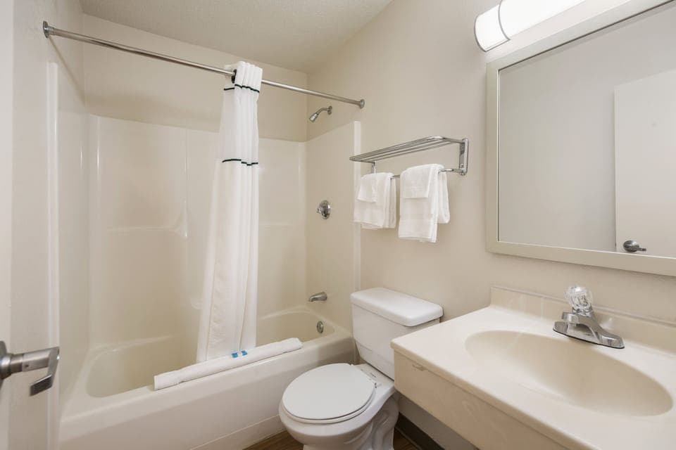 Combined shower/tub, towels