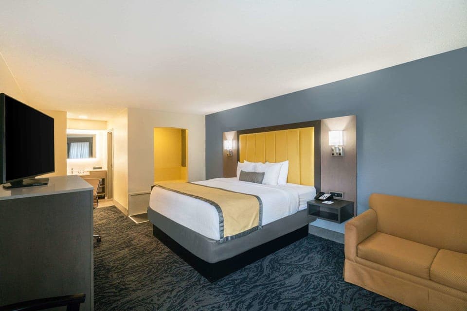 Studio Suite, 1 King Bed, Non Smoking | Iron/ironing board, free cribs/infant beds, free WiFi, bed sheets
