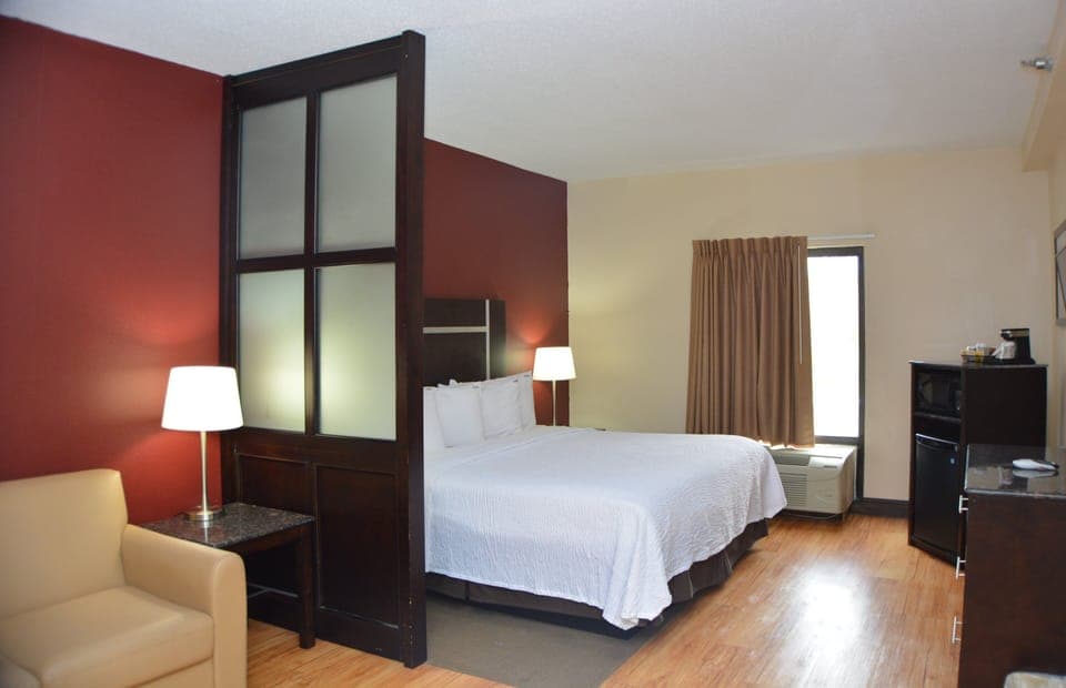 Premium bedding, desk, iron/ironing board, free WiFi
