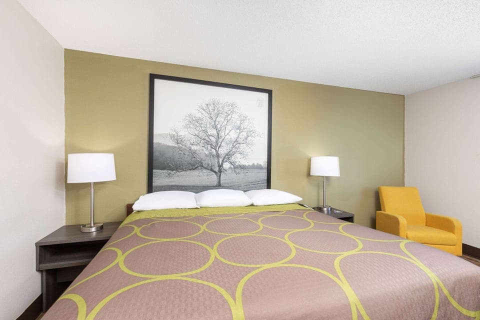 Premium bedding, desk, free cribs/infant beds, free WiFi