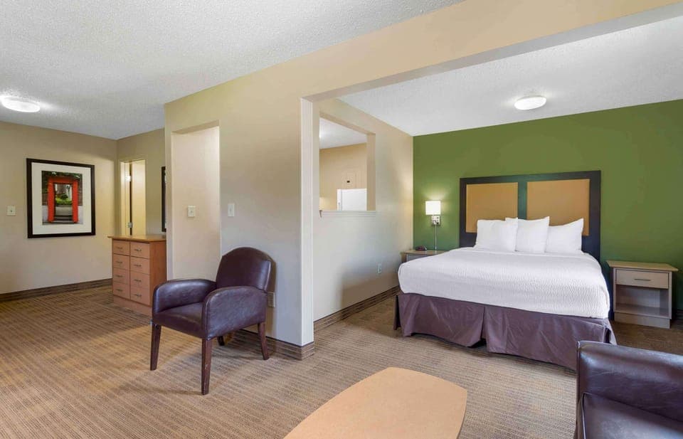 Deluxe Studio, 1 Queen Bed with Sofa bed, Non Smoking | Desk, iron/ironing board, free WiFi
