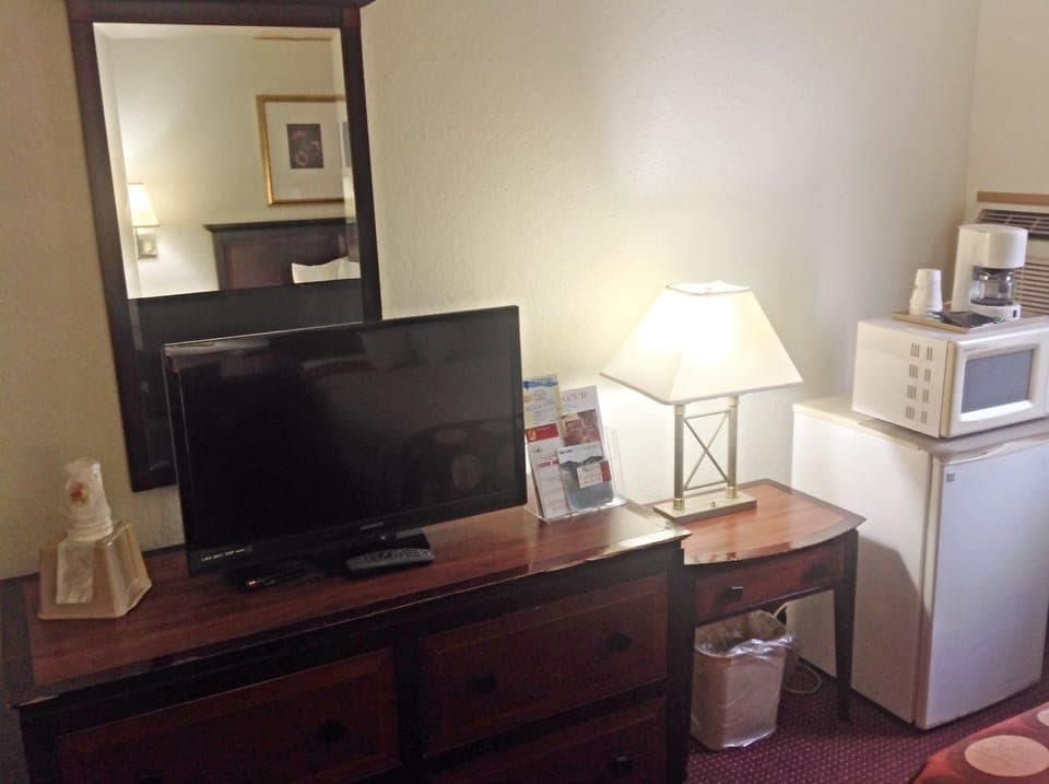 Double Room, 2 Double Beds, Smoking | Desk, iron/ironing board, free cribs/infant beds, rollaway beds