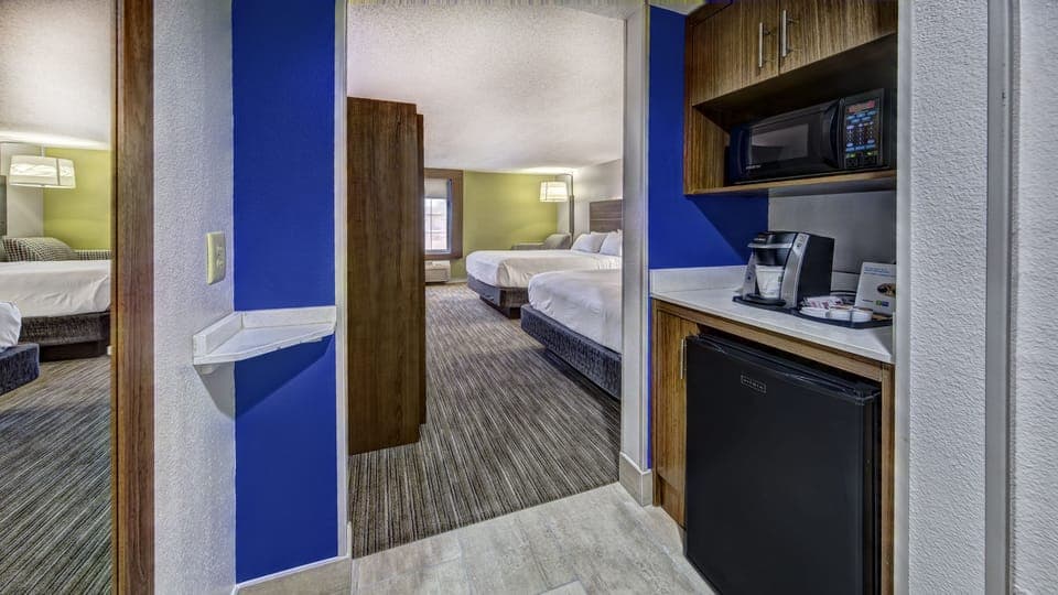 Premium bedding, in-room safe, desk, blackout drapes