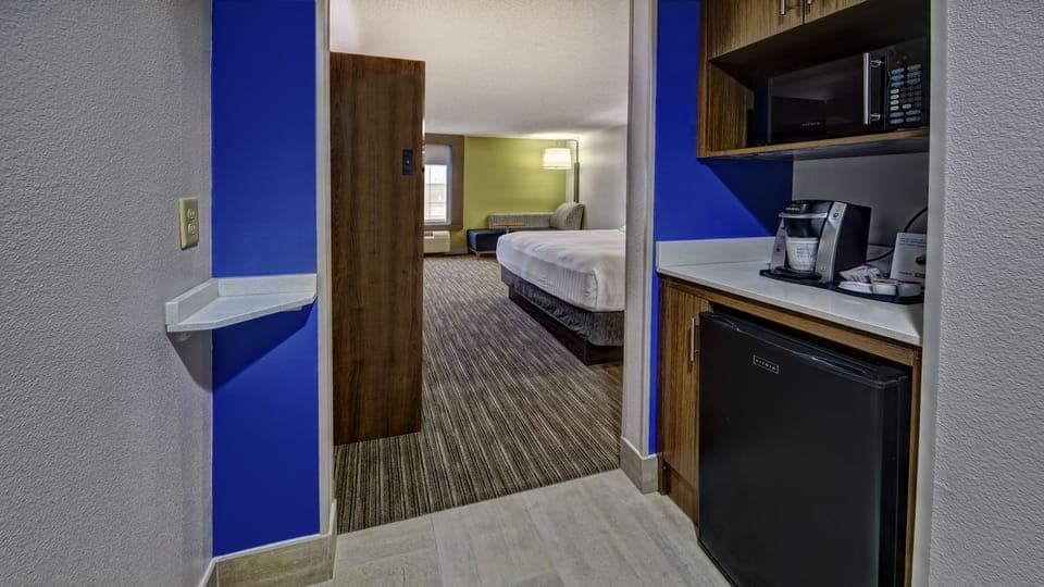 Premium bedding, in-room safe, desk, blackout drapes