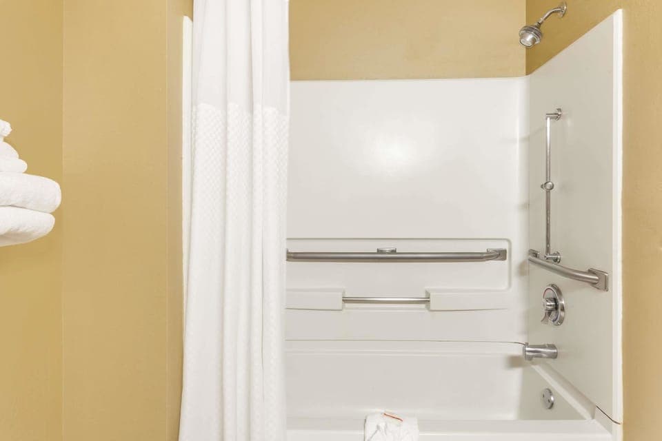 Combined shower/tub, free toiletries, hair dryer, towels