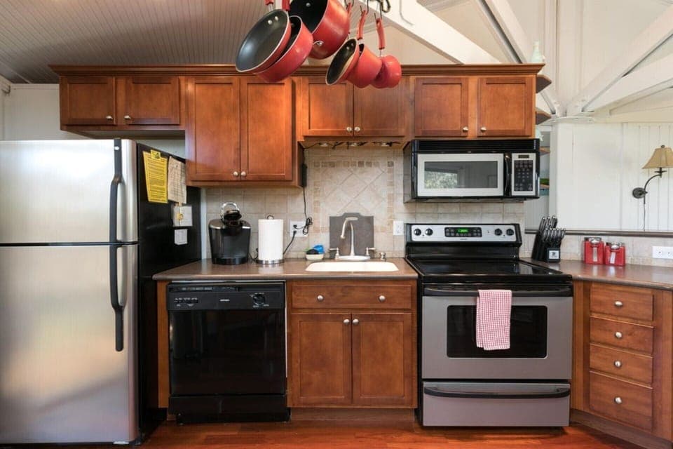SS appliances !  Ceramic tile & corian !