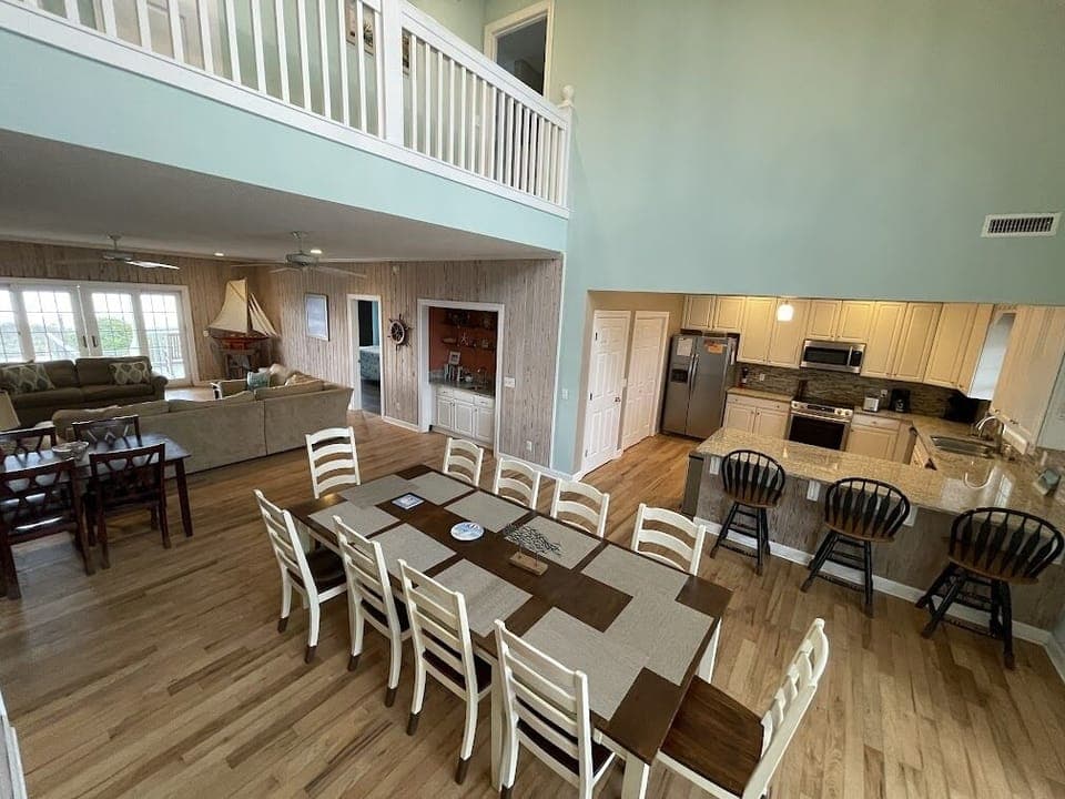 Dining for 10 plus dining for 4 plus bar seating