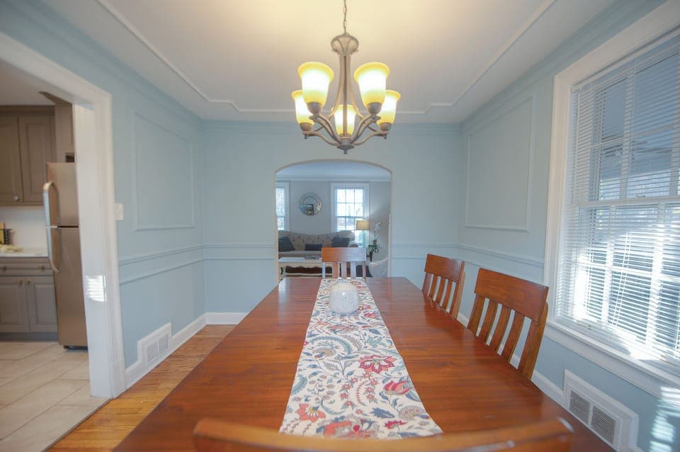 Access to the kitchen and living room from the dining room