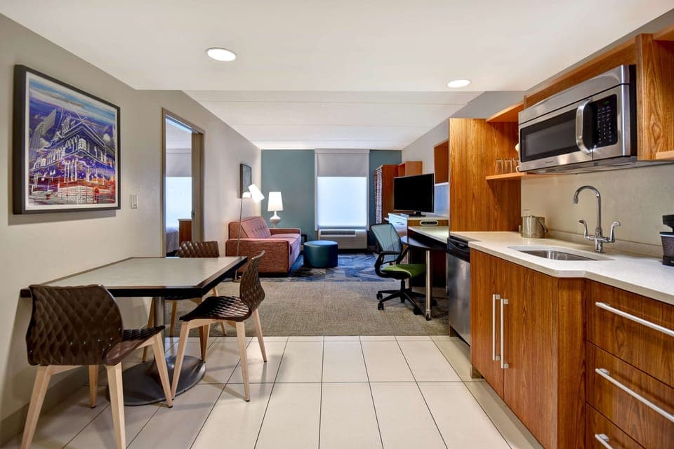 Full-size fridge, microwave, oven, dishwasher