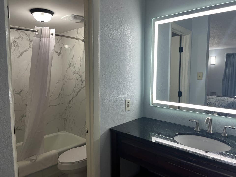 Combined shower/tub, towels