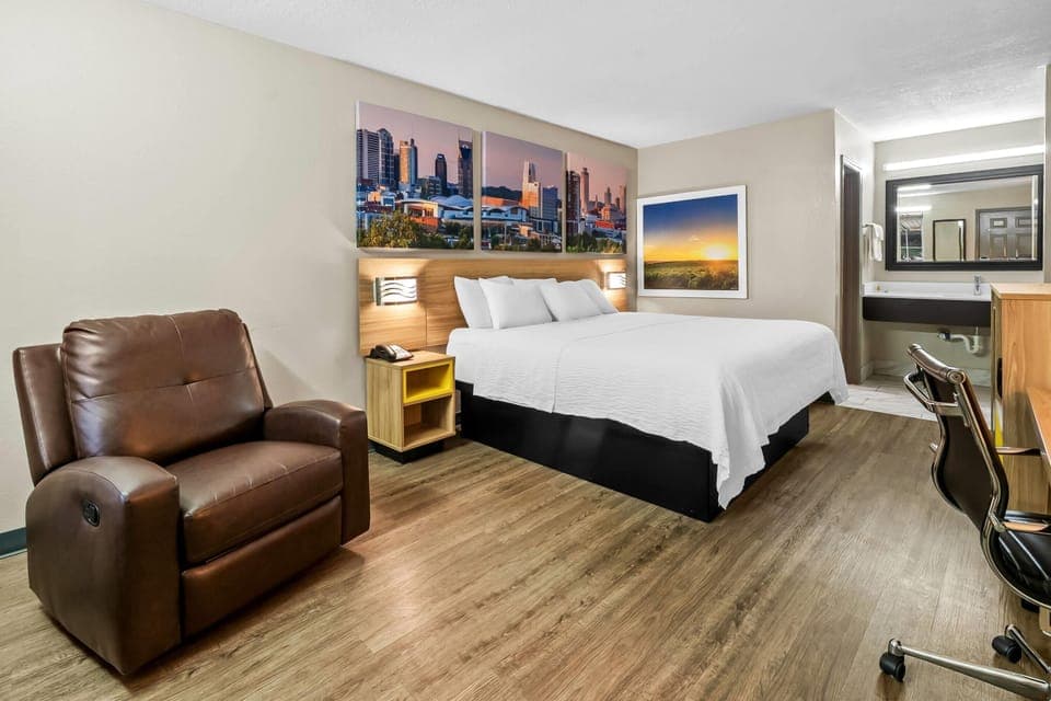 Desk, iron/ironing board, rollaway beds, free WiFi