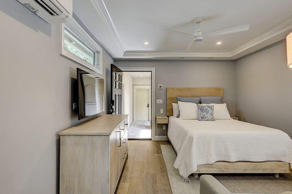 24 Sandhill Crane - Queen - Detached Guest Bedroom