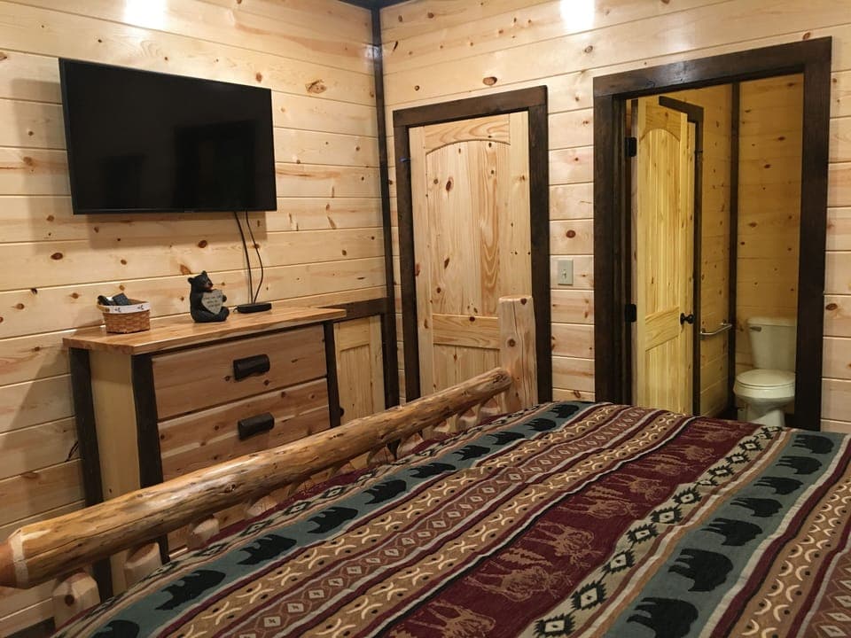 TV in 2nd king with adjoining bath
