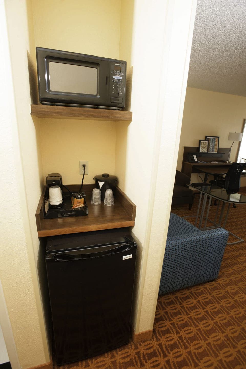 Standard Room, 1 King Bed | Microwave