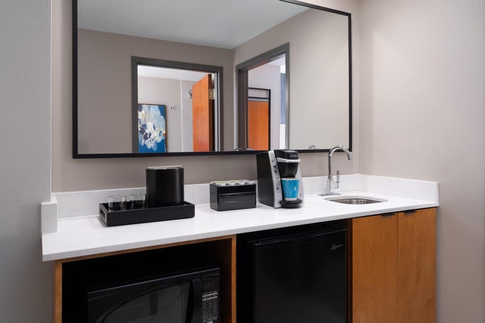 1 bedroom, premium bedding, in-room safe, desk