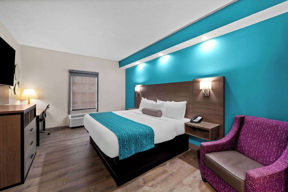 Room, 1 King Bed, Non Smoking | Pillowtop beds, desk, iron/ironing board, free WiFi