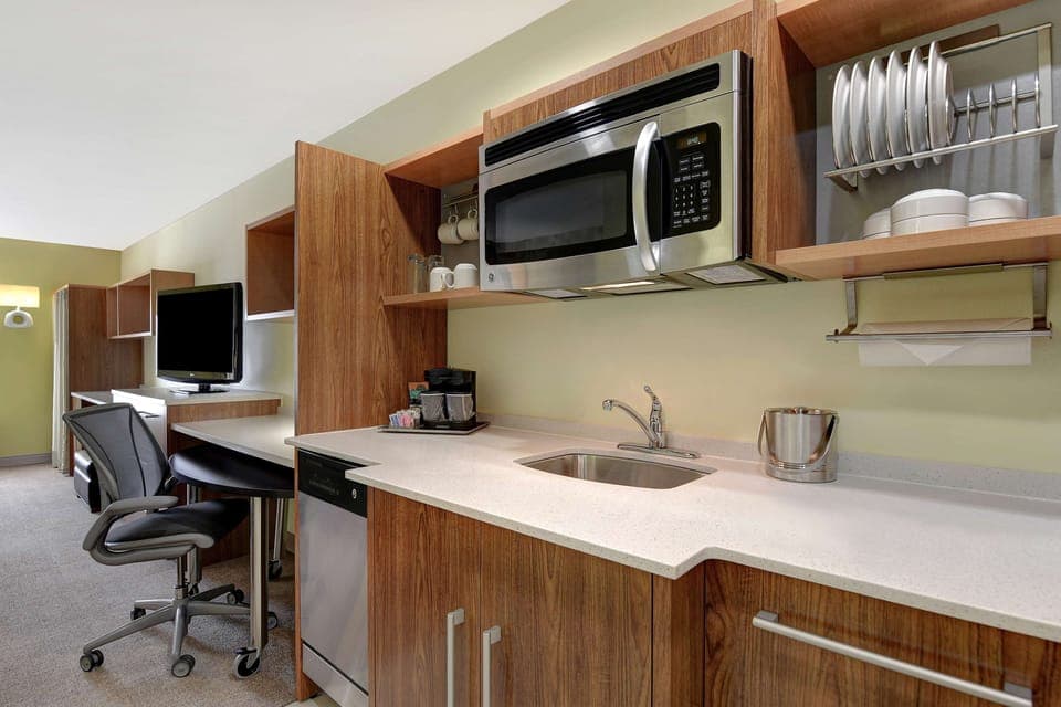 Suite, 1 King Bed | In-room safe, free cribs/infant beds, free WiFi, bed sheets