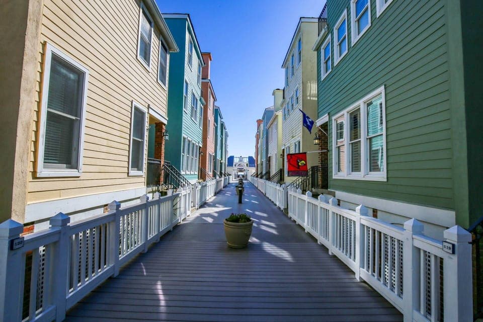 Follow the boardwalk to the oceanside pools, ice cream shop and beach cafe!