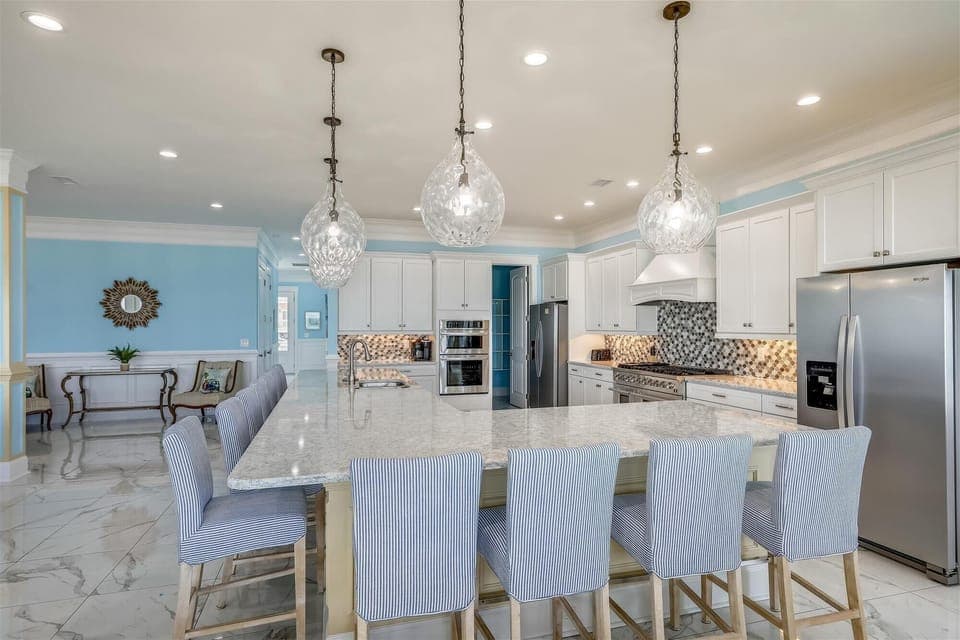 Have a big breakfast at the kitchen bar before heading out to the beach!