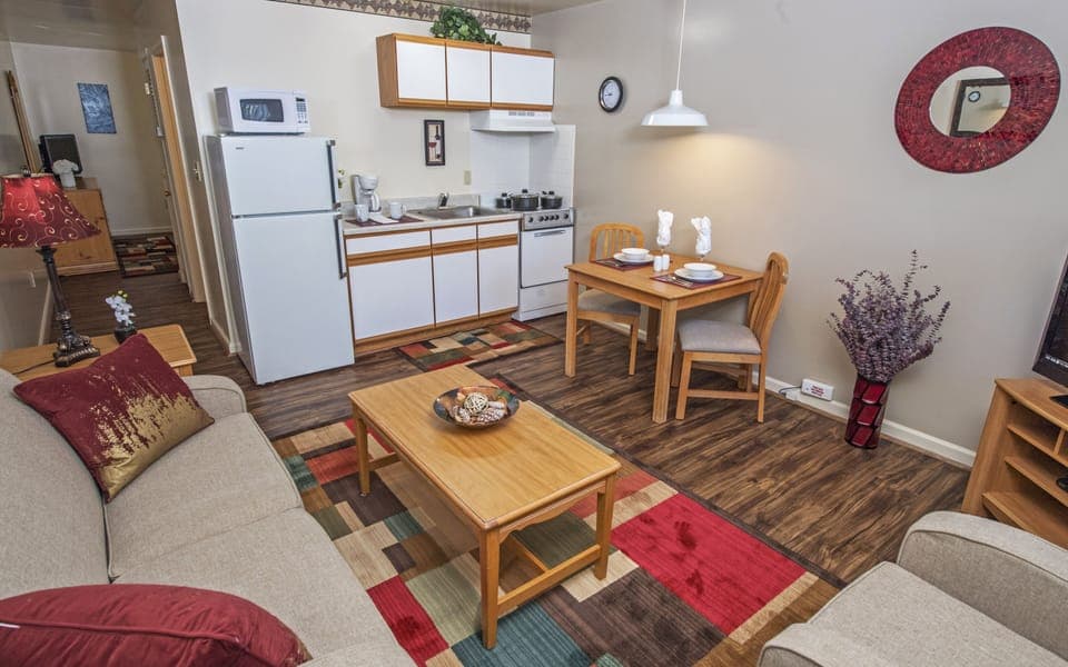Standard Room, 1 Queen Bed | Living room | Flat-screen TV, DVD player