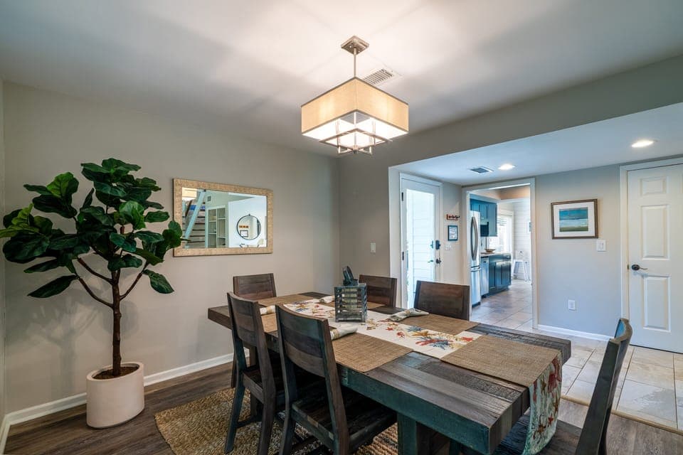 Dining area seats 6