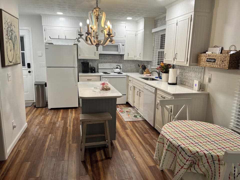 Full kitchen 