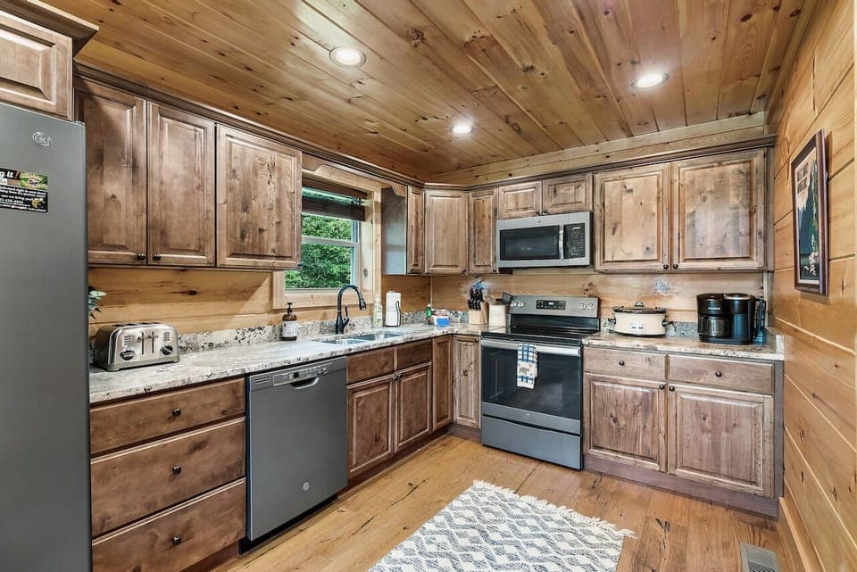 Fully equipped kitchen with Keurig Coffee maker, Crockpot, Blender, Toaster, etc