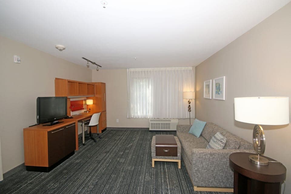 Premium bedding, in-room safe, desk, laptop workspace