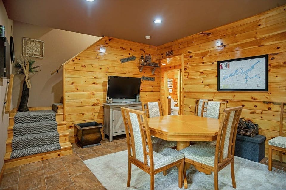 Chair, Furniture, Flooring, Hardwood, Indoors