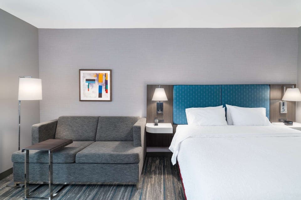 Room, 1 King Bed, Refrigerator & Microwave | Living area | 32-inch flat-screen TV with cable channels, TV