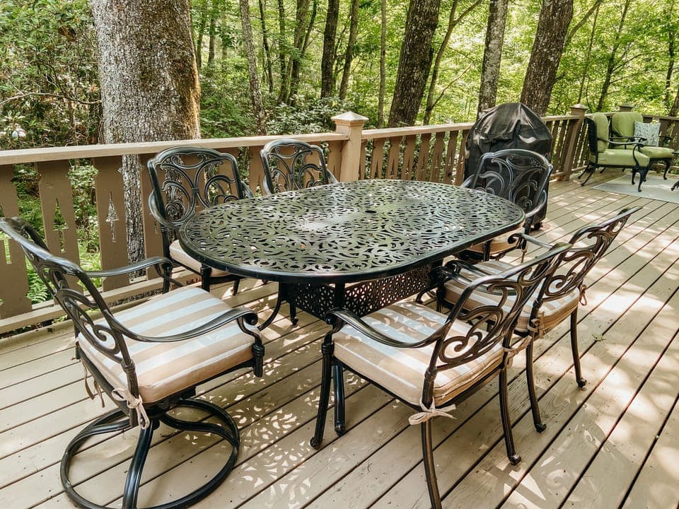 Outdoor dining with seating for 6.