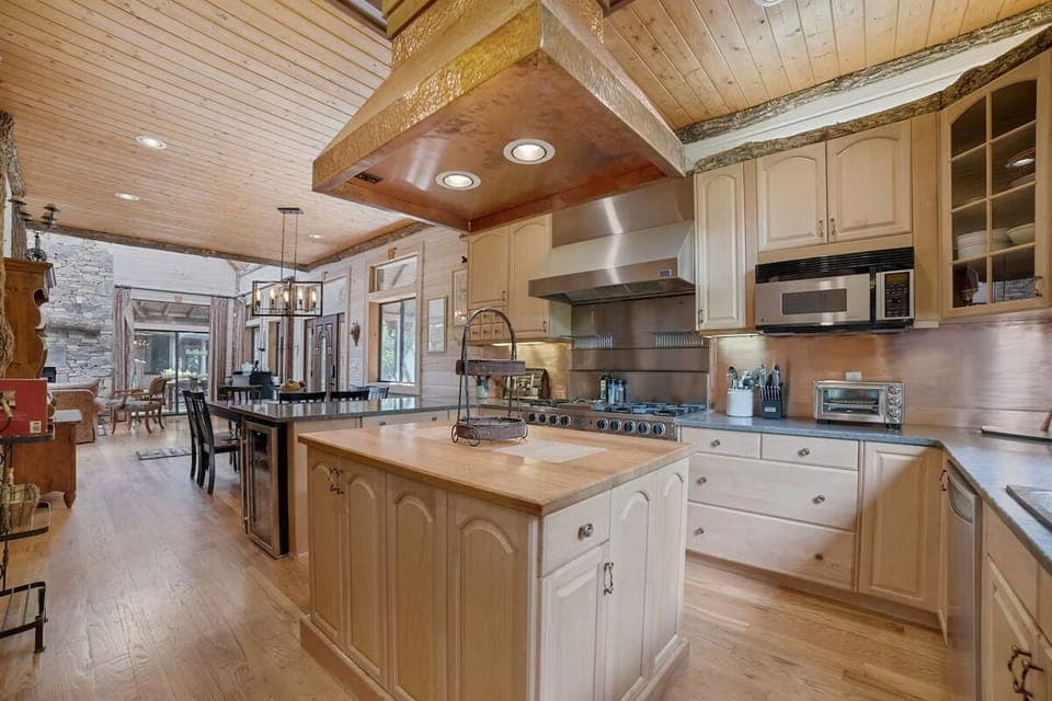 Chef's kitchen, large island