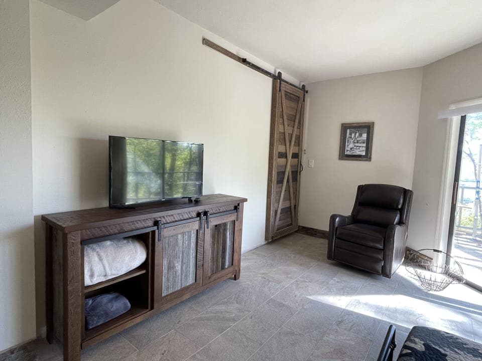 Barnroom door room, another view