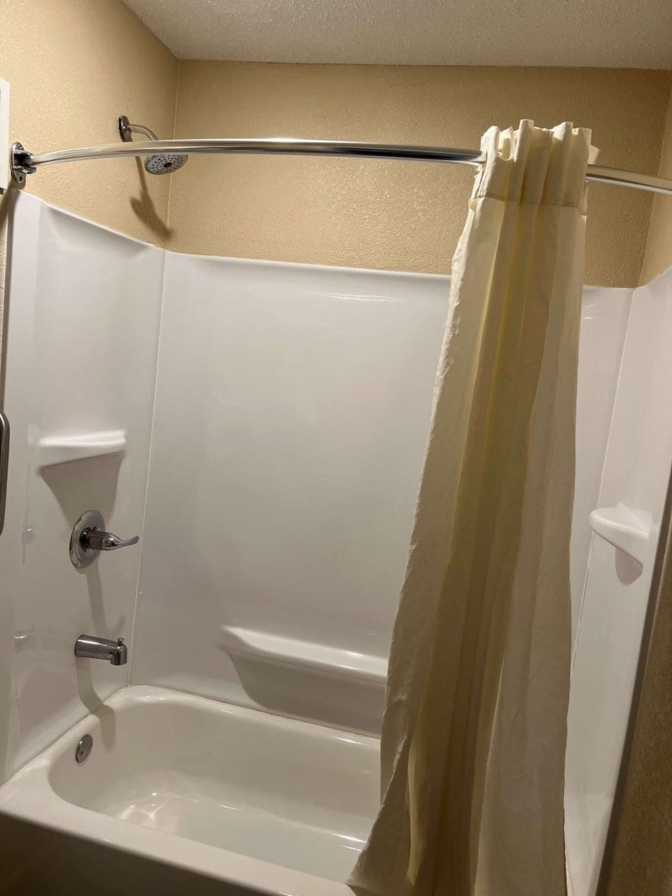 Combined shower/tub, free toiletries, hair dryer, towels